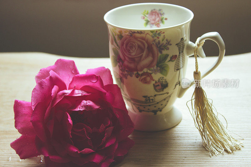 早上的一杯咖啡和粉红玫瑰