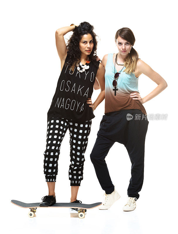两个女人站在滑板上