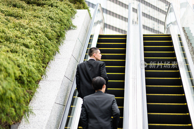 自动扶梯上的日本商务