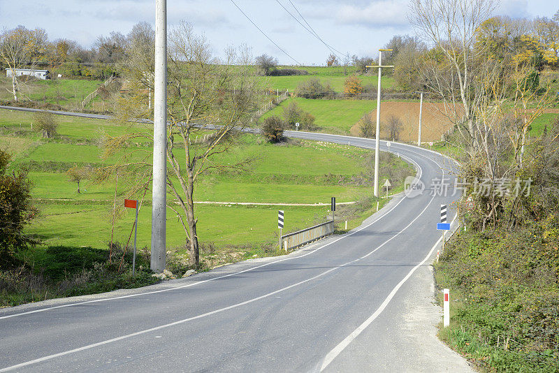 田野间的柏油路