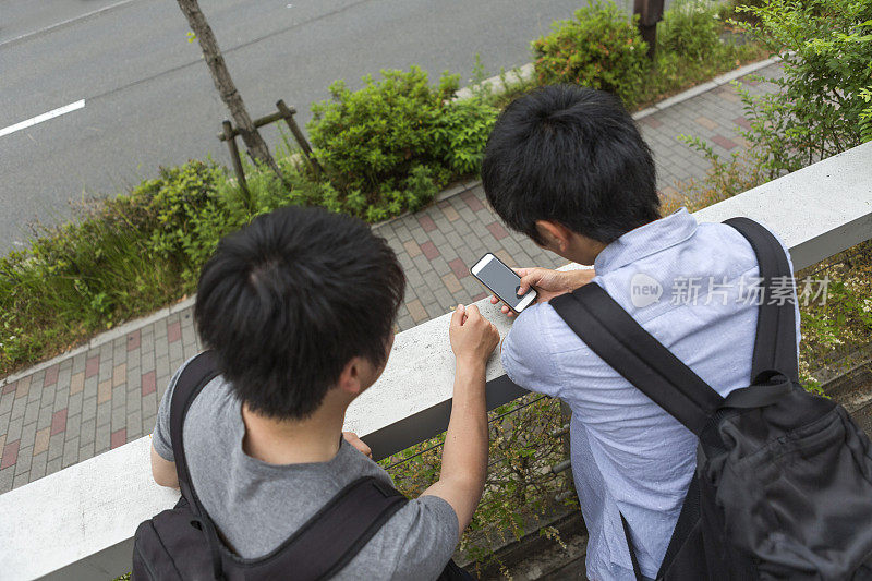 在日本京都，年轻的日本学生在用智能手机上网