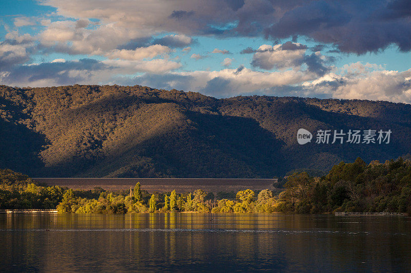 日落时分的埃尔登湖，维多利亚，澳大利亚