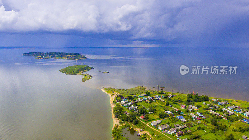 鸟瞰图在普斯科夫湖和塔拉布斯基岛