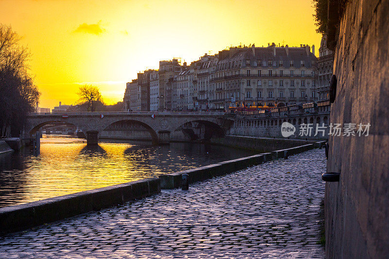 日出时分，在巴黎圣母院旁的塞纳河上的新桥