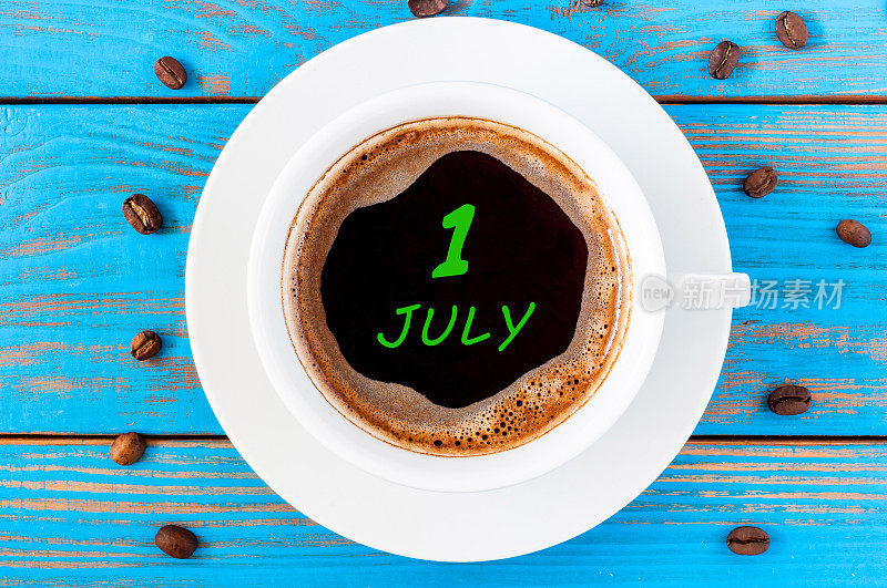 7月1日。月1日，每天的日历写在早上的咖啡杯上，在蓝色的木制背景下。夏季概念，俯视图