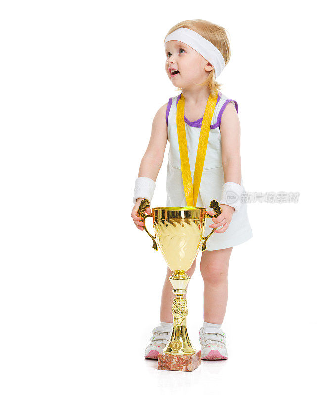 快乐的宝贝，穿着网球服，拿着奖章和奖杯