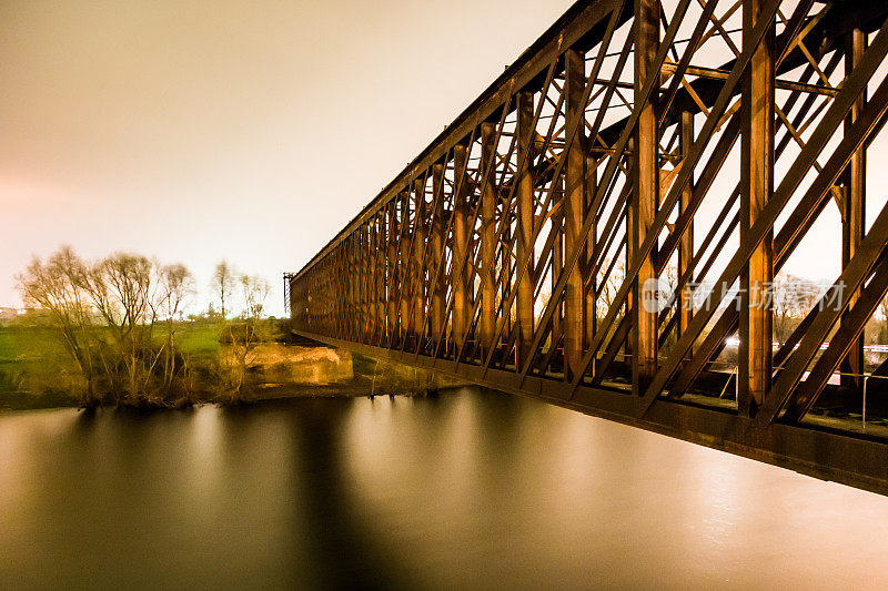 老工业铁路铁路铁桥在夜里