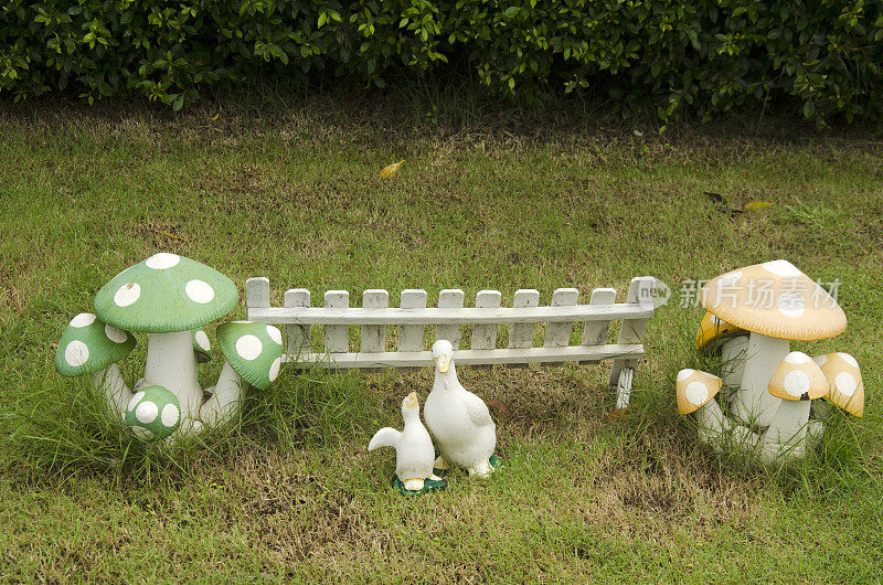 泥娃娃、鸭子和蘑菇装饰花园