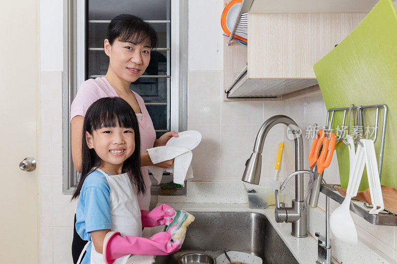 亚洲华人小女孩帮妈妈洗碗
