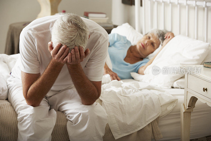 妻子睡觉时，担心的老人坐在床上