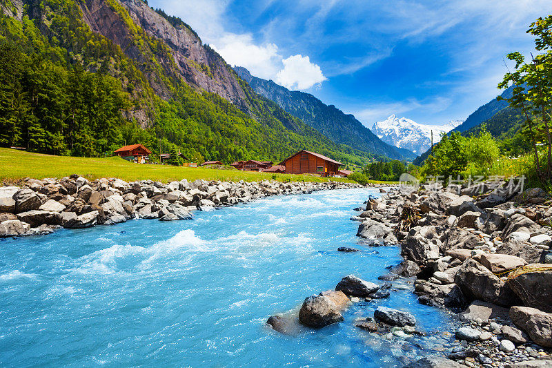 瑞士景观与河流和房屋