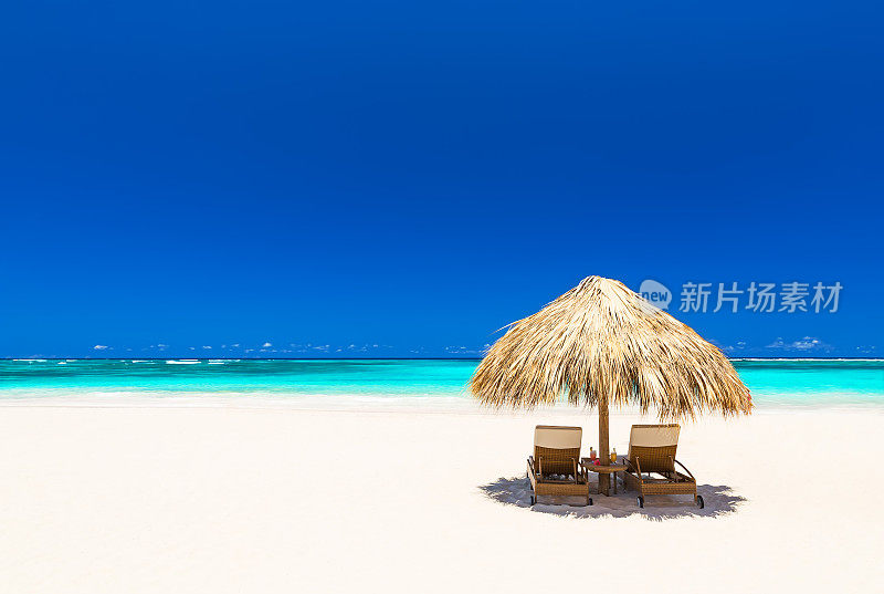 带伞的沙滩椅和美丽的沙滩
