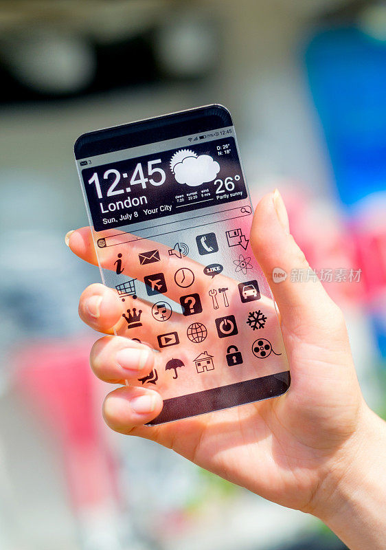手握透明屏幕的智能手机。