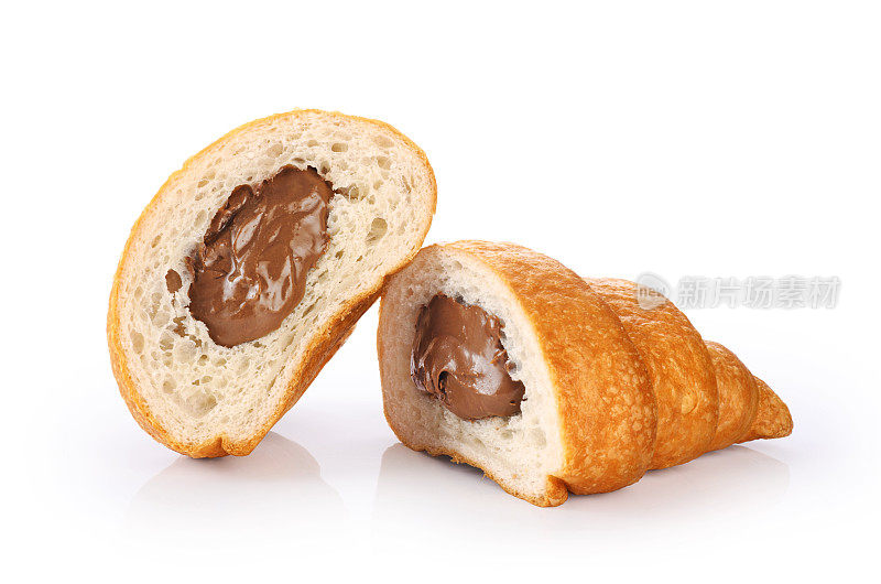 切片牛角面包与巧克力孤立在白色背景