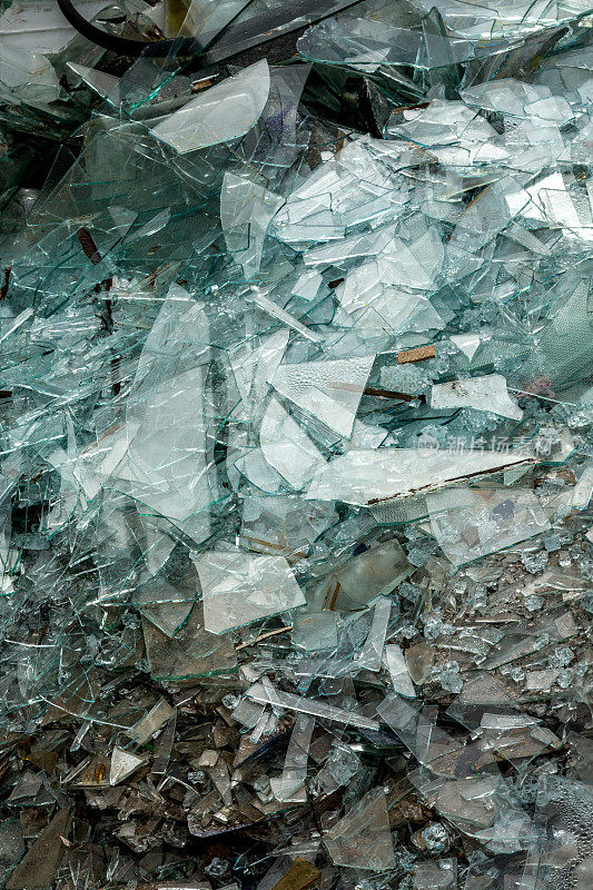 废物收集中心供循环再造用的白玻璃