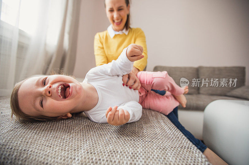 妈妈和小女儿在客厅里玩