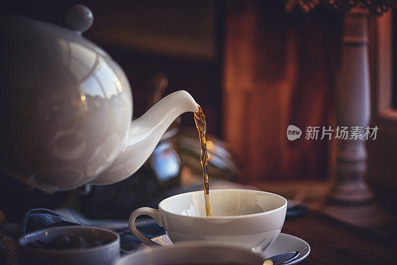 将红茶倒入杯中