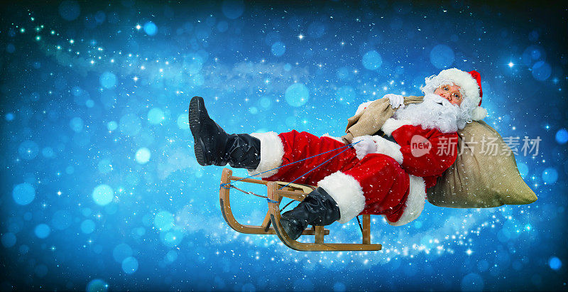 圣诞老人坐在雪橇上