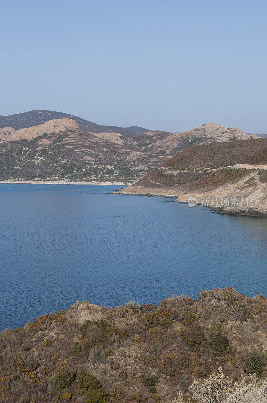 科西嘉岛:上科西嘉岛西部海岸线的天际线和荒野景观，地中海和地中海的绿色山丘