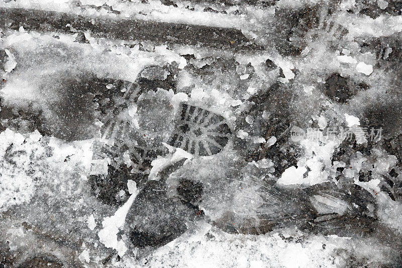 伦敦泥泞的雪地上的脚印