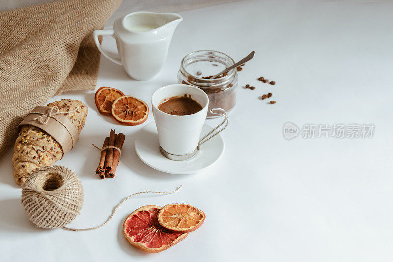 新鲜咖啡，牛奶，奇弗力和干柠檬的照片