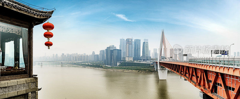 中国重庆的古典阁楼和现代城市天际线