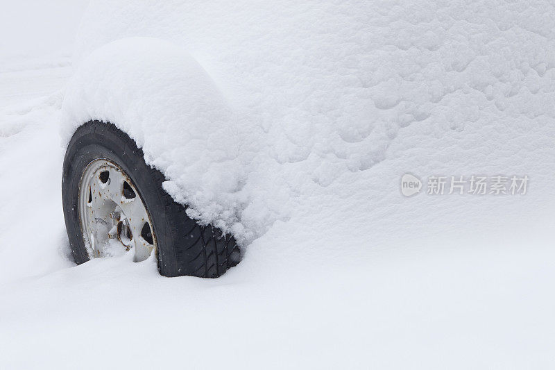 雪下的旧汽车轮胎