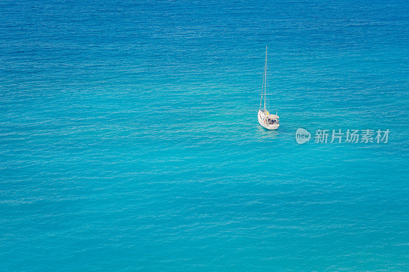 帆船在好天气下航行，背景是美丽的海景。