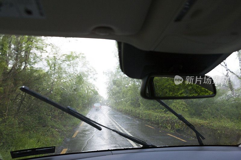 爱尔兰乡村的雨天路