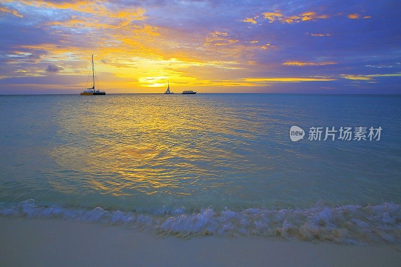 田园诗般的热带海滩在戏剧性的日落，巴哈马夏季天堂，加勒比海蓝色的海