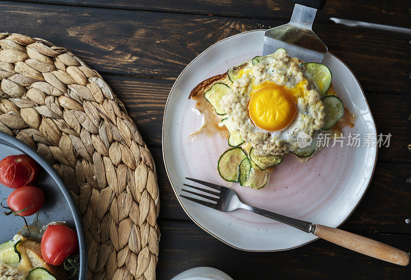 自制健康早餐:吐司配鸡蛋、鸡肉和黄瓜
