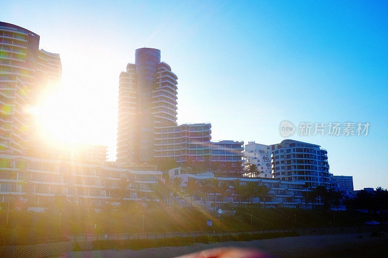 在德班北部的乌姆兰加岩，阳光在建筑物之间照射