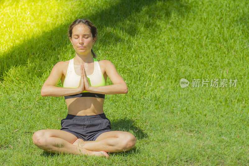 运动的年轻女子在户外练习瑜伽和普拉提的肖像。美丽的女人。