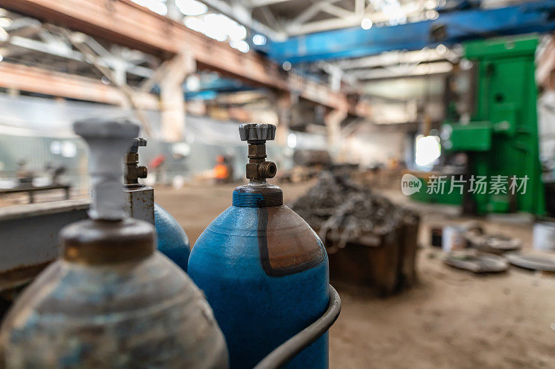氧气气瓶和氩气气瓶在生产车间