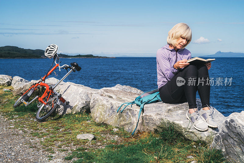 听着海浪声读书