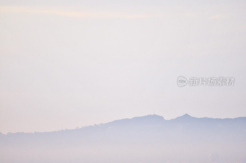 成都龙泉山脉日出时的美丽云景