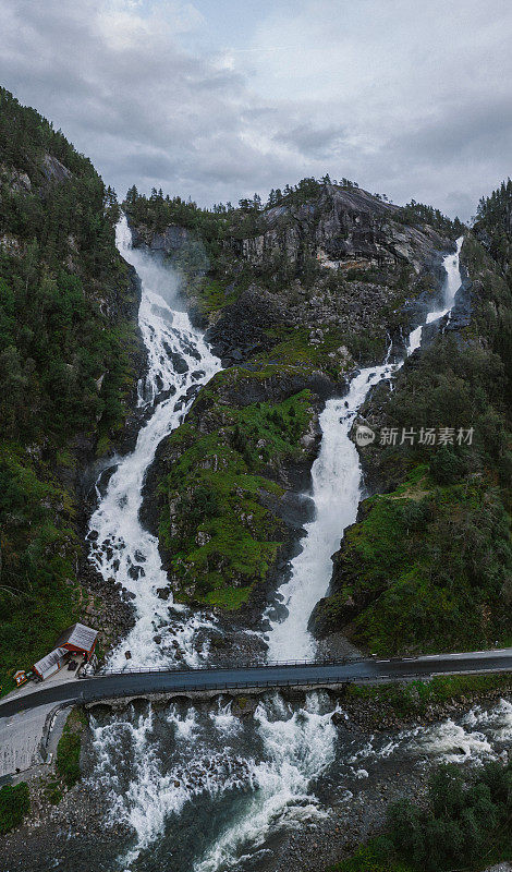 风景鸟瞰图Latefossen瀑布附近的道路在挪威