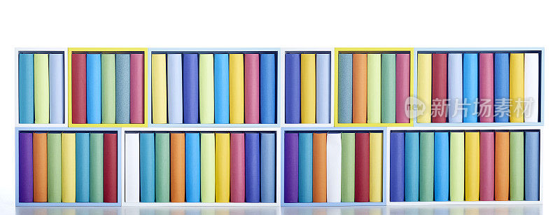 书架上多色通用图书，全景式
