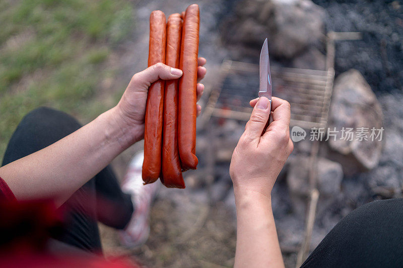 小女孩在烤架上准备食物