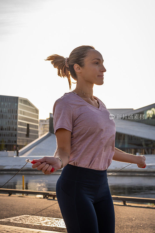 女人在清晨锻炼。