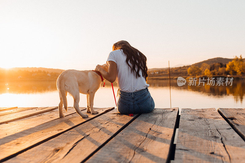 年轻漂亮的女人和她的狗