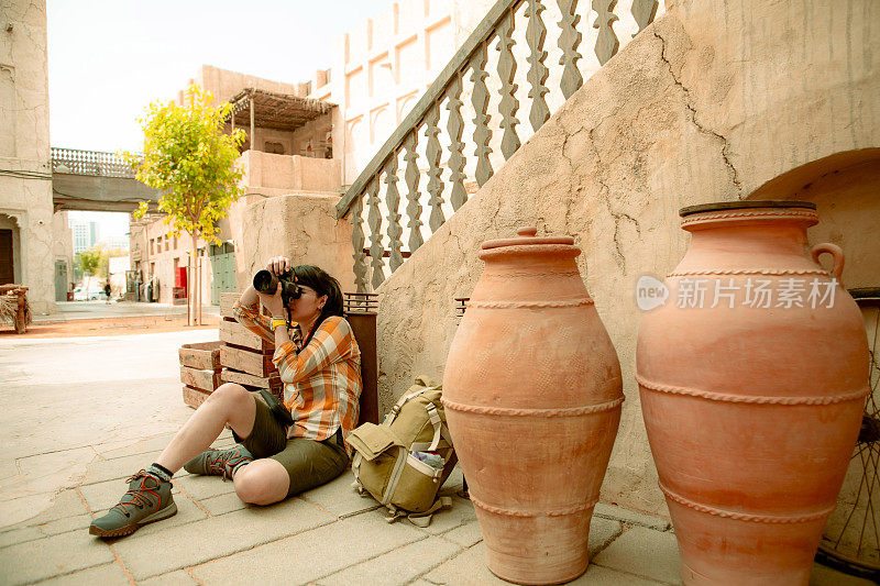 一个在迪拜老城旅行的亚洲女人