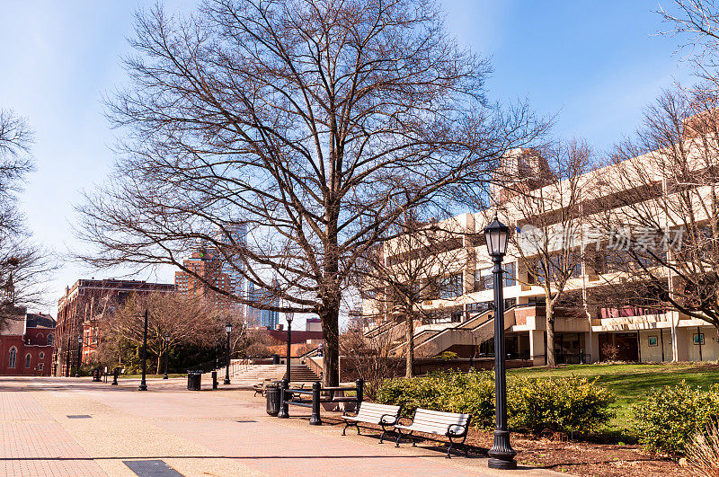在一个阳光明媚的冬日里，美国宾夕法尼亚州匹兹堡的Duquesne大学校园里的Duquesne联盟学生会大楼前的人行道