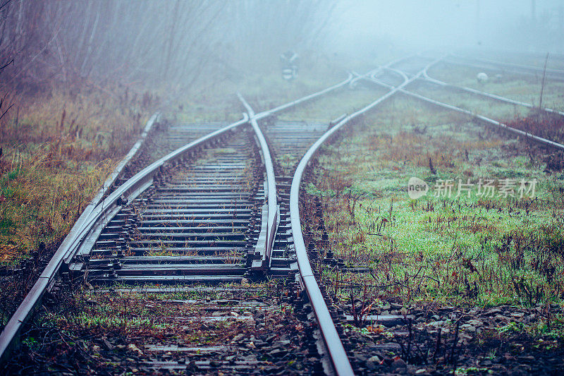 雾中的铁路转轨