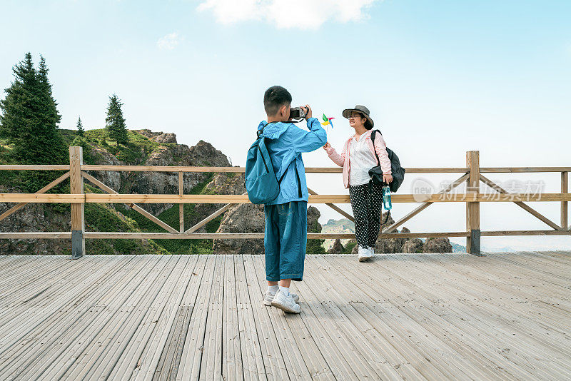 儿子在瞭望塔给妈妈拍照