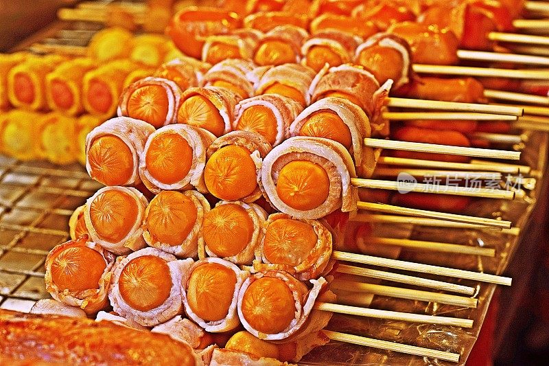 肉丸和香肠——曼谷街头小吃。