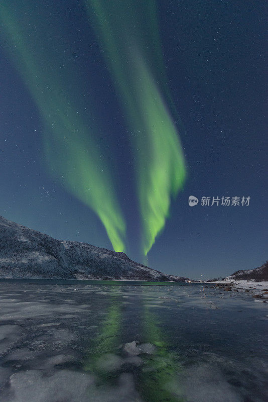 北极光挪威北部夜空中的北极光