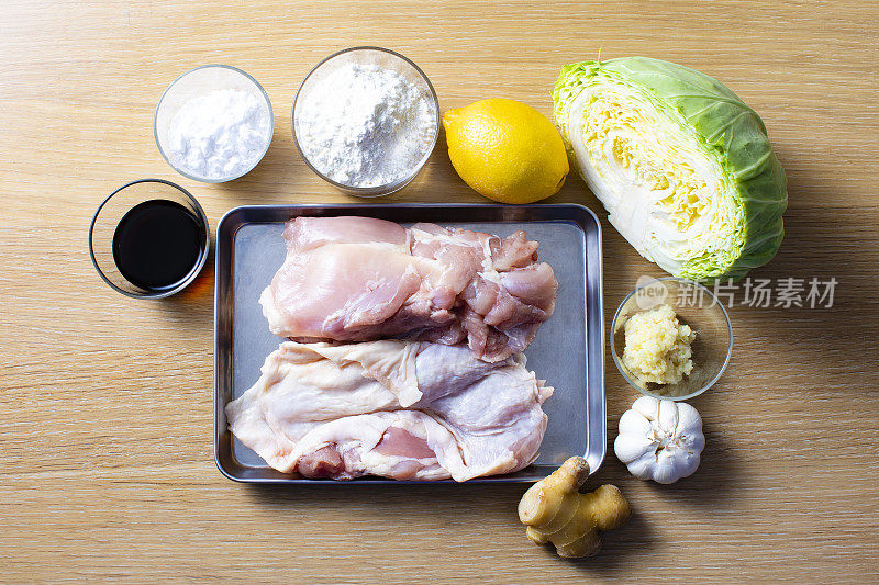 日式炸鸡食谱。鸡腿和配料清单。