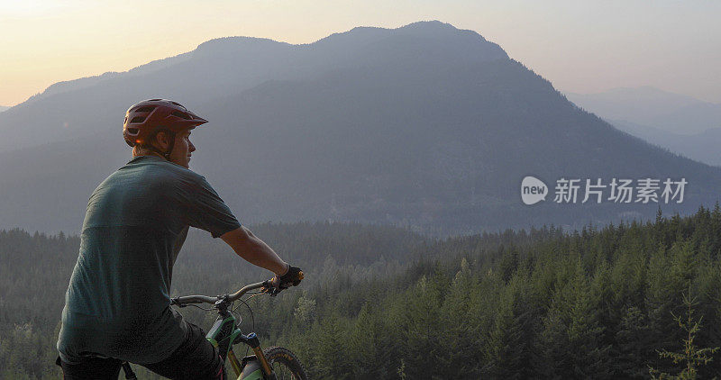 山地自行车穿过的道路上的山脉和山谷