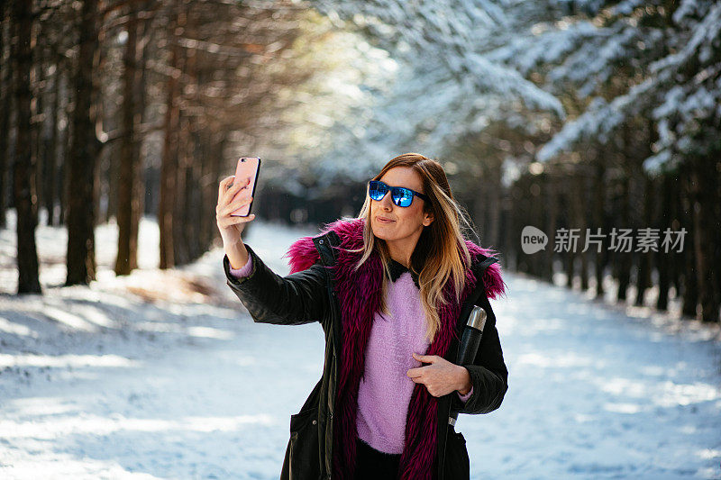 美丽的女人在雪山里自拍